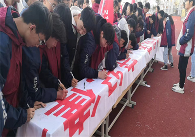 泗阳中专开展“讲规范，守纪律，做文明中专学生”主题宣誓签字活动