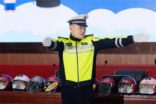 守法规  知礼让  安全文明出行