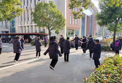 “跃动青春、绳飞毽舞”——宿迁经贸高职信息系举行跳绳踢毽比赛