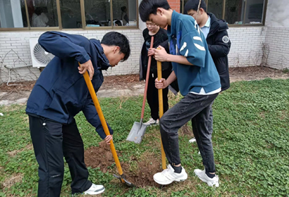 春风十里 植此青绿——记宿迁经贸高职植树节活动