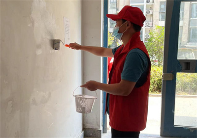 泗阳中专到结对小区助力全国文明城市创建工作