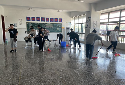 职教活动周:宿豫中专组织“温馨之家,洁净教室”活动