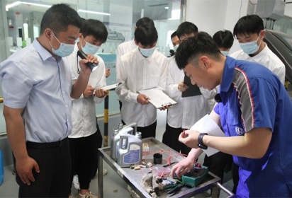 泗洪中专职教活动周系列宣传5--泗洪中专职教周汽修作品展示
