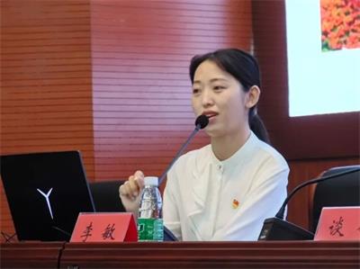 听劳模宣讲   学劳模精神