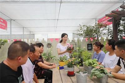 听劳模宣讲   学劳模精神