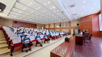 听劳模宣讲   学劳模精神