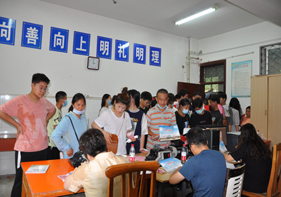 泗阳中专招生报名现场火爆