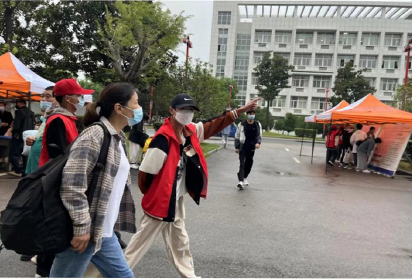 党团先锋行，助力开学季