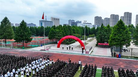 军姿飒爽  青春飞扬