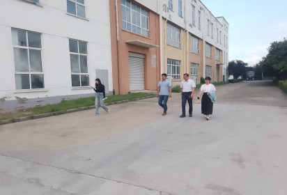 丹桂飘香访企业 细雨润物暖学生 ——泗阳中专到泗阳泰硕电子有限公司看望顶岗实习学生