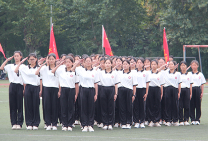 沙场秋点兵 青春正当时——宿迁经贸高职举行2023级新生国防教育结训仪式