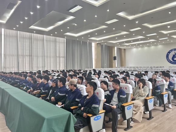 以奋斗姿态不负青春 ——宿迁开放大学举办校级主题团课
