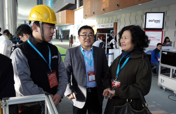张莉赴中国工业机器人技术应用技能邀请赛现场鼓励我院参赛选手