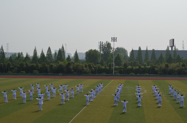 淮海技师学院隆重举行第六届田径运动会