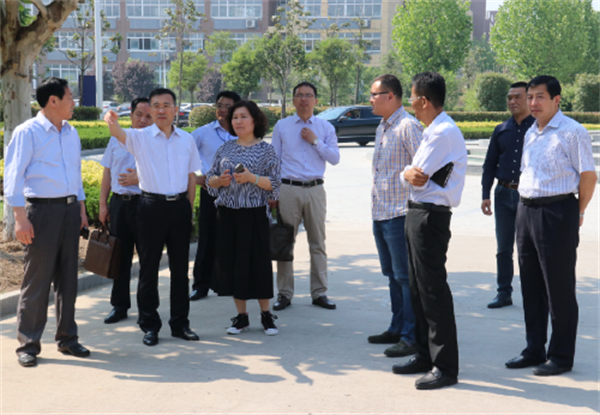 市经开区领导到淮海技师学院现场会办学院发展问题