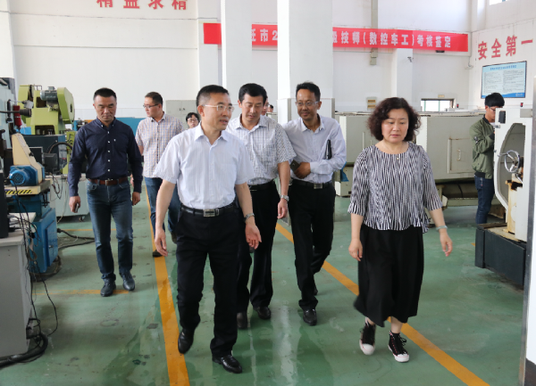 市经开区领导到淮海技师学院现场会办学院发展问题