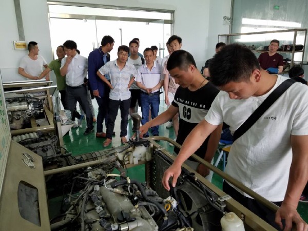 100余名退役士兵到淮海技师学院参加职业技能鉴定
