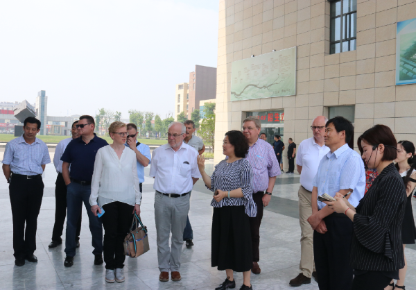 德国诺伊维德市代表团到淮海技师学院参观考察