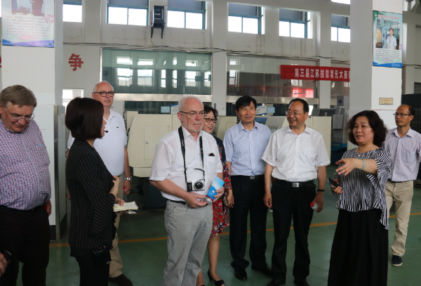 德国诺伊维德市代表团到淮海技师学院参观考察