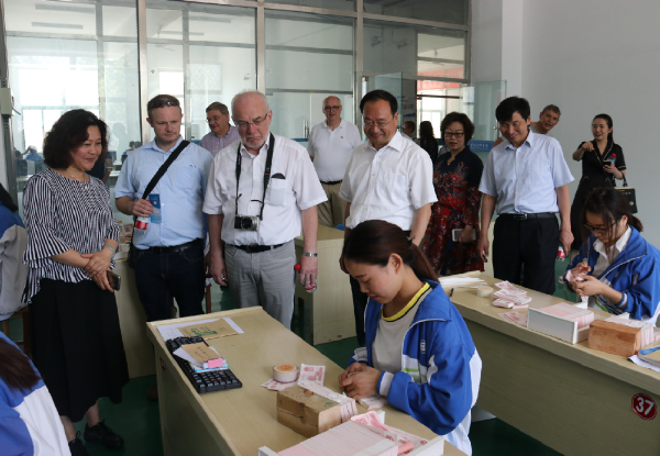 德国诺伊维德市代表团到淮海技师学院参观考察
