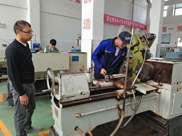 德国专家英格到淮海技师学院指导中德机电班期末考试