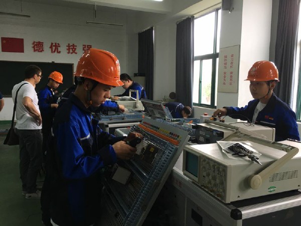 德国专家英格到淮海技师学院指导中德机电班期末考试