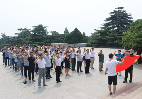 淮海技师学院组织党员干部赴徐州淮海战役纪念馆开展“两学一做”红色学习教育