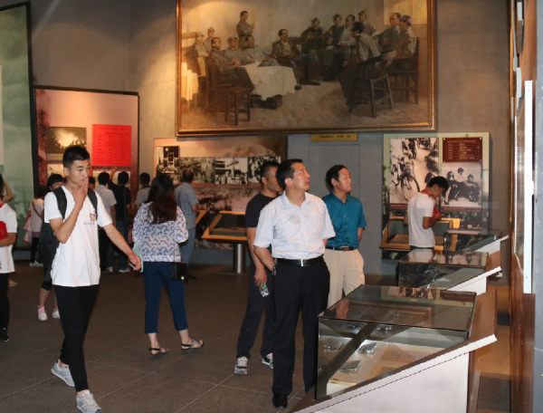 淮海技师学院组织党员干部赴徐州淮海战役纪念馆开展“两学一做”红色学习教育