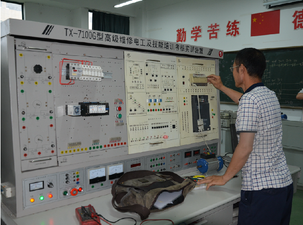 我市2017年技师鉴定考评在淮海技师学院顺利进行