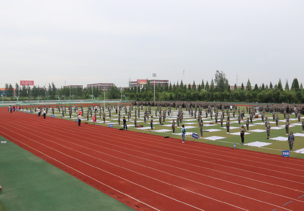 淮海技师学院举行2017级新生军训叠被子比赛
