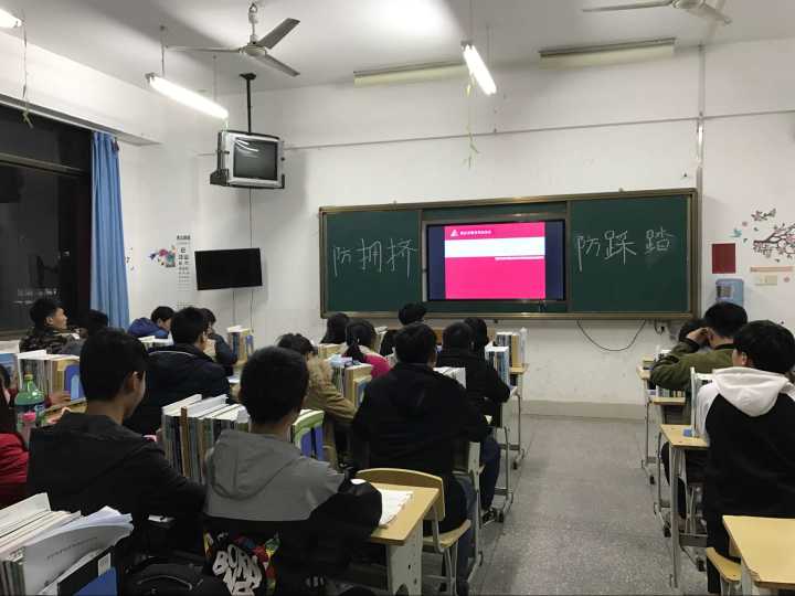 宿迁经贸高职开展“防踩踏”主题教育活动