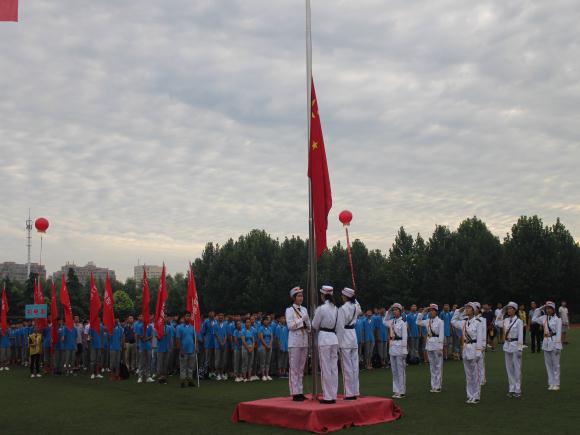 欲成为鸿鹄，必先有鸿鹄之志 ——宿迁经贸高职举行别开生面的新生入学教育仪式