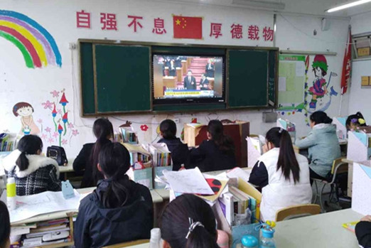 宿迁经贸高职社服系党支部积极当好两会精神“播种机”