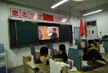 学习延安精神——宿迁经贸高职组织新生班级观看专题片《梁家河》