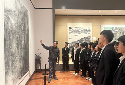 宿迁经贸高职组织师生赴沭阳美术馆观展学习