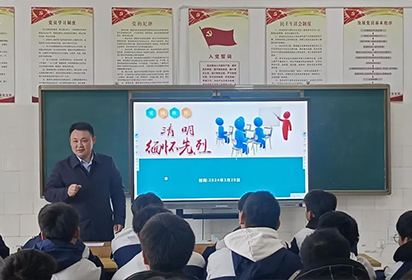 缅怀革命先烈 传承红色基因——宿迁经贸高职早间德育微课堂在进行