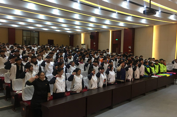 宿城中专举行“心向团旗”入团宣誓仪式