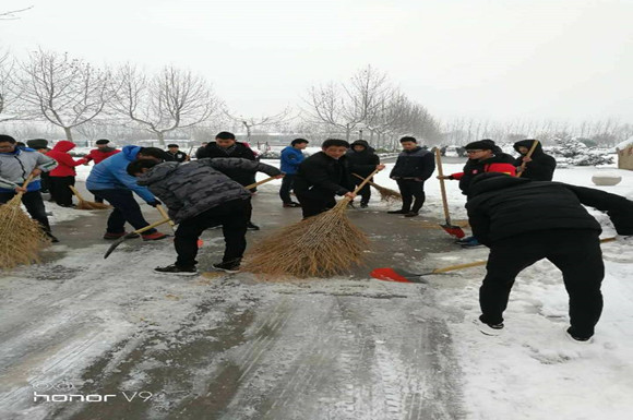 宿城中专师生齐动手铲雪除冰
