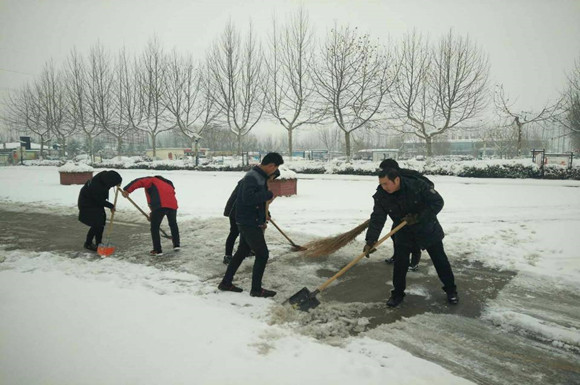 宿城中专师生齐动手铲雪除冰