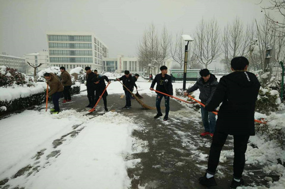 宿城中专师生齐动手铲雪除冰