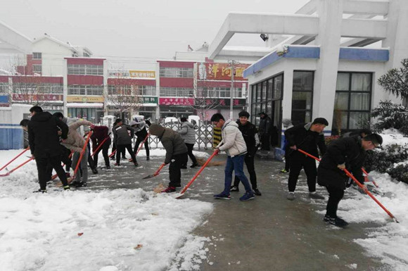 宿城中专师生齐动手铲雪除冰