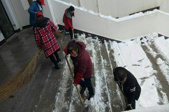 宿城中专师生齐动手铲雪除冰