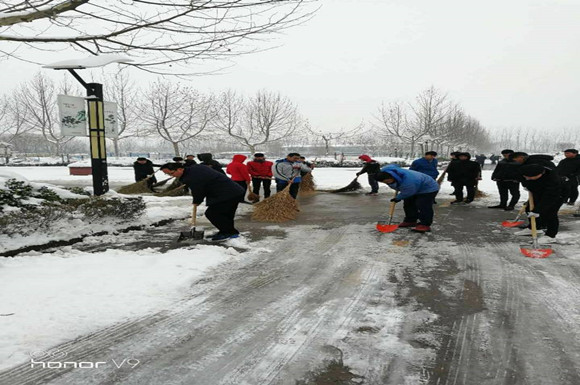 宿城中专师生齐动手铲雪除冰