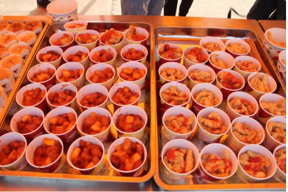烹饪学子自制美食吸引师生尝鲜,现场火爆