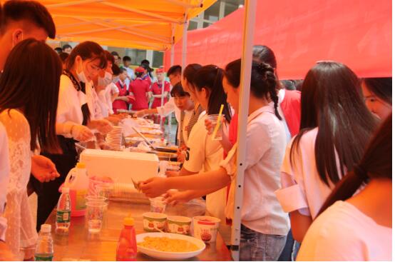 烹饪学子自制美食吸引师生尝鲜,现场火爆