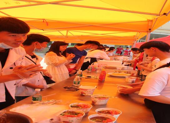 烹饪学子自制美食吸引师生尝鲜,现场火爆