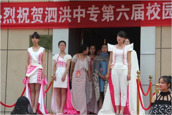 服装学生设计创意服装 校园模特T台走秀飚时尚