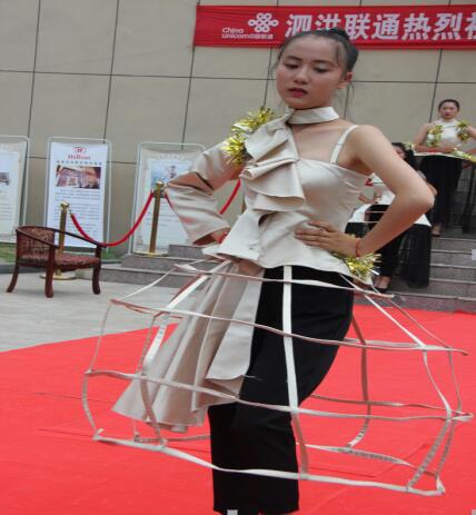 服装学生设计创意服装 校园模特T台走秀飚时尚