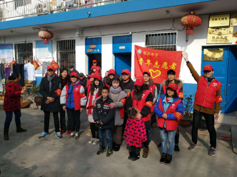 泗洪中专鸿雁爱心社服务敬老院