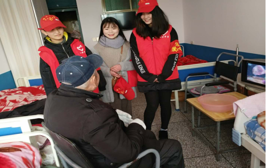 泗洪中专鸿雁爱心社服务敬老院
